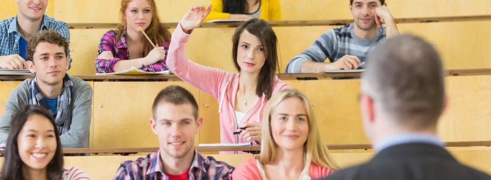 Étudiant préparant un dossier d’admission en médecine en Roumanie